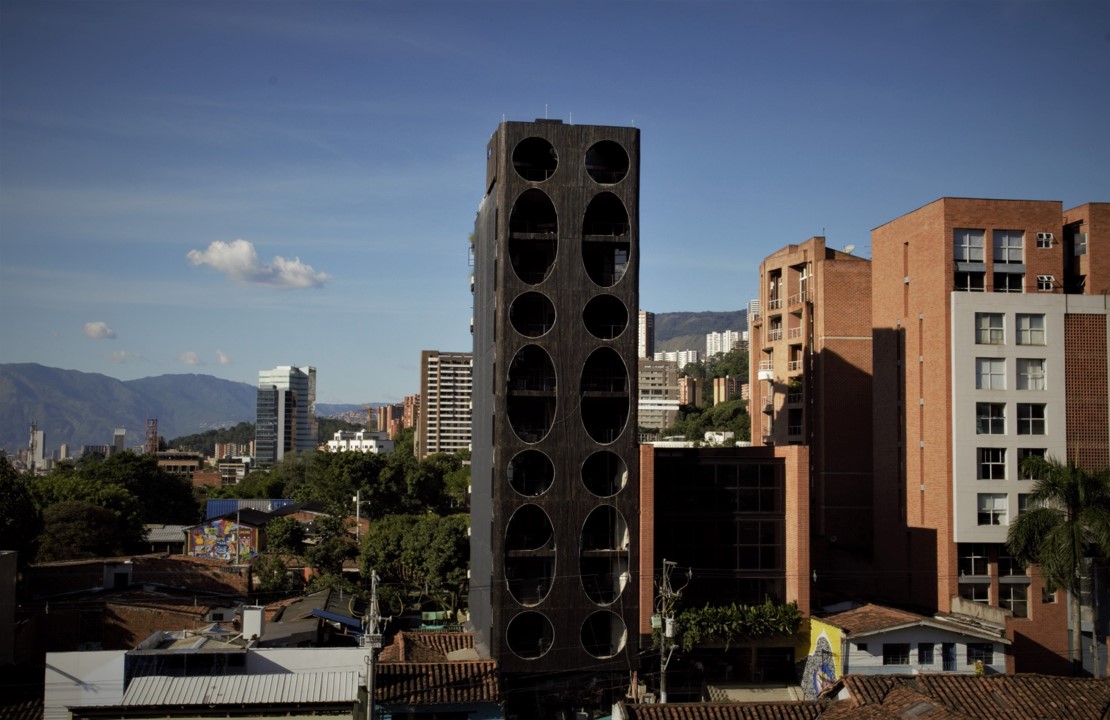 Elegant facade of Hotel Medellin Nido Sky, aparthotel in Medellín, highlighting its modern and cozy design